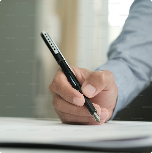 Un'immagine che ritrae penna, forniture per ufficio, strumento di scrittura, attrezzature per ufficio e cartoleria.