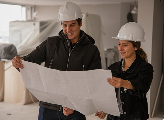 Un'immagine che ritrae vestiario, casco di sicurezza, abbigliamento da lavoro, ingegnere e operaio edile.