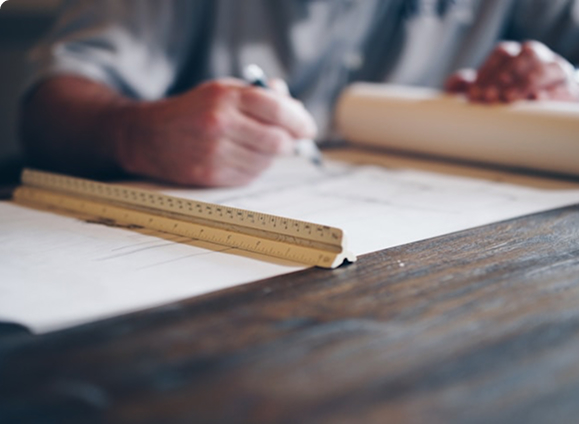 Un'immagine che ritrae legna, dito, mordente per legno, chiodo e tavola.
