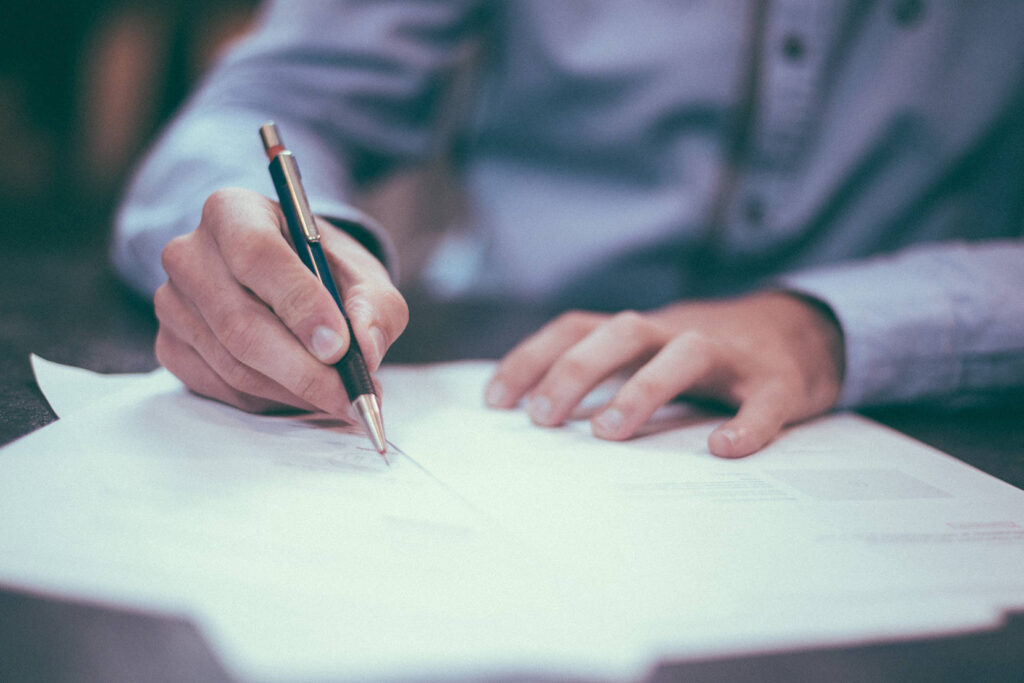 Un'immagine che ritrae carta, forniture per ufficio, dito, attrezzature per ufficio e prodotto di carta.