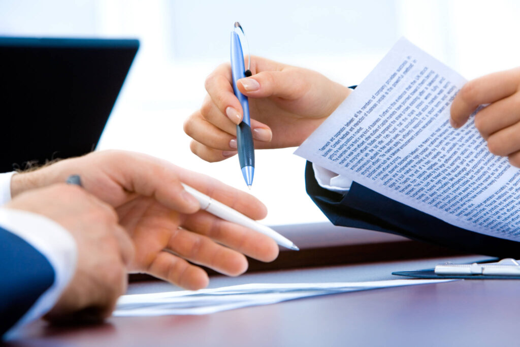 Un'immagine che ritrae forniture per ufficio, carta, dito, attrezzature per ufficio e strumento di scrittura.