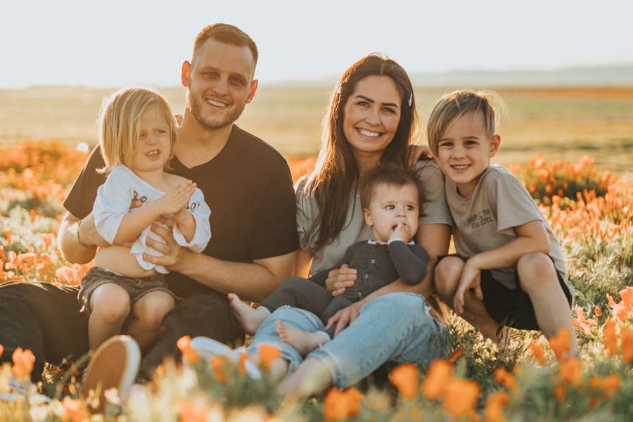 Un'immagine che ritrae persone, sorriso, felicità, divertimento e bambino.