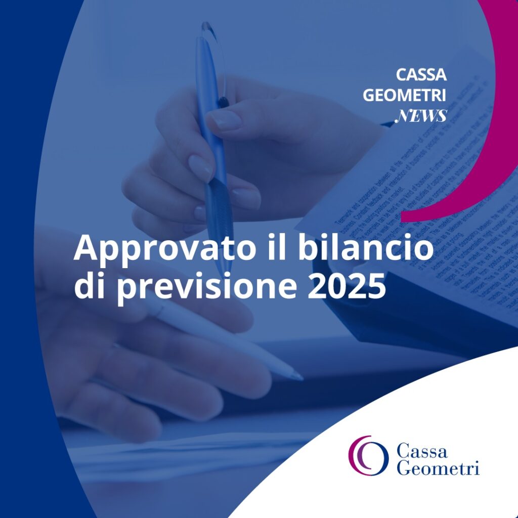 Primo piano di due mani che tengono carta e penna, con la scritta Approvato il bilancio di previsione 2025 e il logo della Cassa Geometri. L'immagine è sovrapposta a elementi di design blu e magenta.