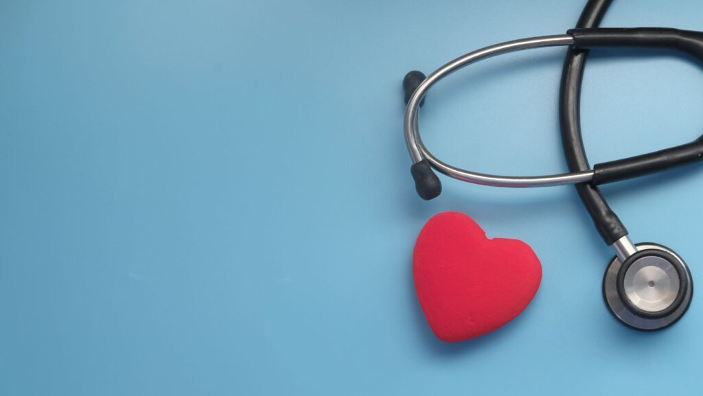 Un'immagine che ritrae rosso, cuore, stetoscopio, medico e attrezzature mediche.
