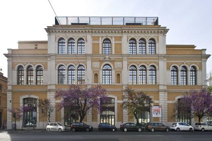Un'immagine che ritrae edificio commerciale, auto familiare, uso misto, veicolo di lusso e parcheggio.