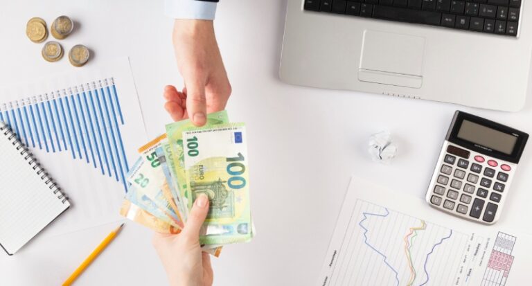 Un'immagine che ritrae soldi, contanti, valuta, carta e prodotto di carta.