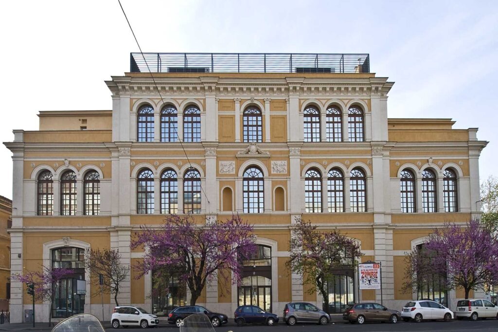 Un'immagine che ritrae facciata, uso misto, edificio commerciale, parcheggio e albergo.