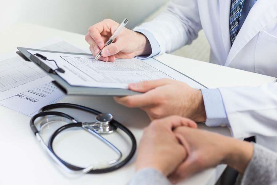 Un'immagine che ritrae stetoscopio, attrezzature mediche, medico, assistenza sanitaria e professionista sanitario.