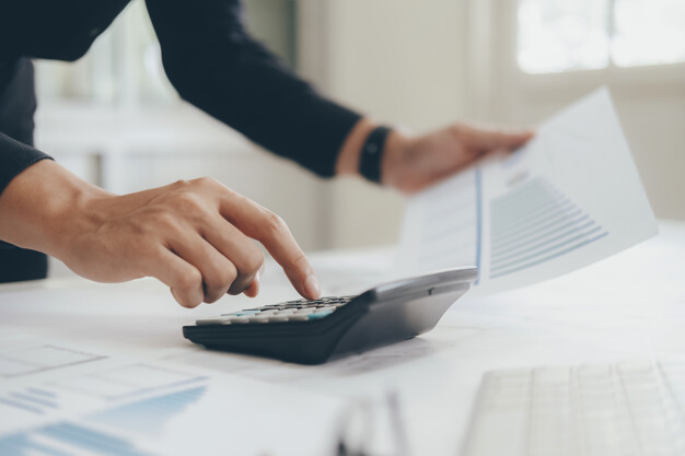 Un'immagine che ritrae attrezzature per ufficio, forniture per ufficio, dispositivo elettronico, calcolatrice e impiegato.