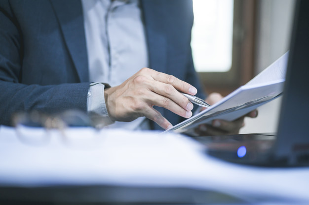 Un'immagine che ritrae dispositivo elettronico, attrezzature per ufficio, forniture per ufficio, gadget e impiegato.